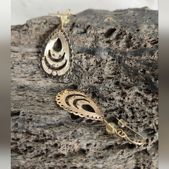 NWOT Drop Earrings with bead - Picture 3 of 6